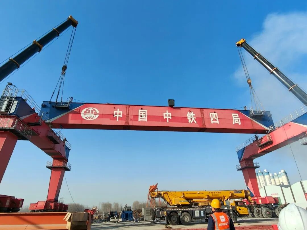 中鐵四局濟(jì)南遙墻梁場1100T搬運(yùn)機(jī)拆除項(xiàng)目順利完成